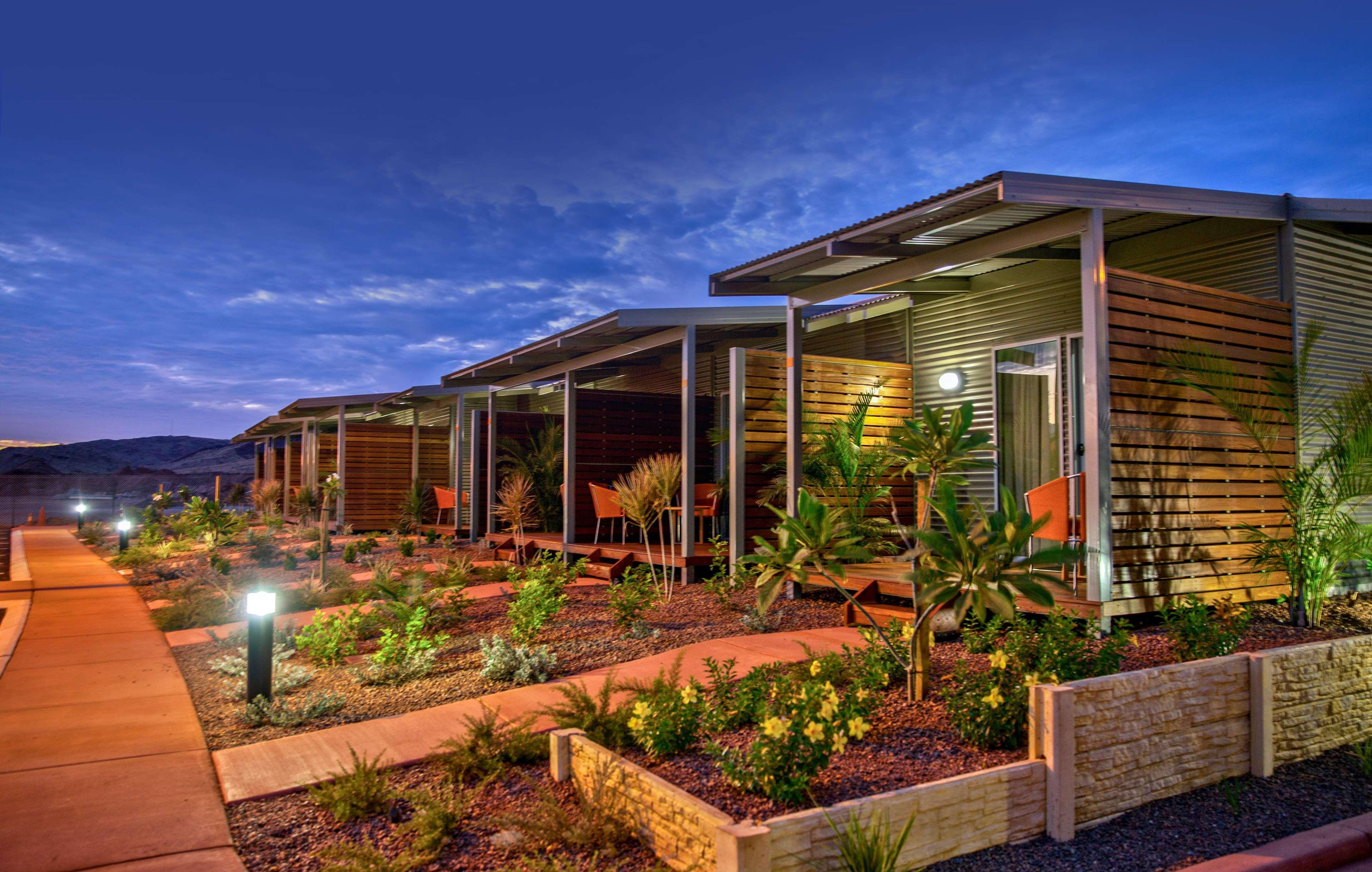 Hotel Western Woodland Hills 3*