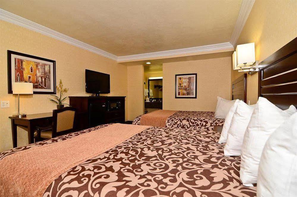 Western Woodland Hills Hotel